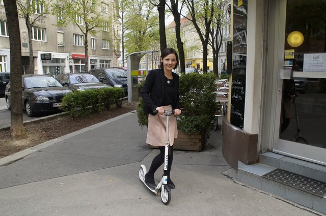 Mit dem Scooter ist Katharina Weninger am liebsten in Meidling unterwegs, hier bei der Schönbrunner Schlossstraße. | Foto: Pufler