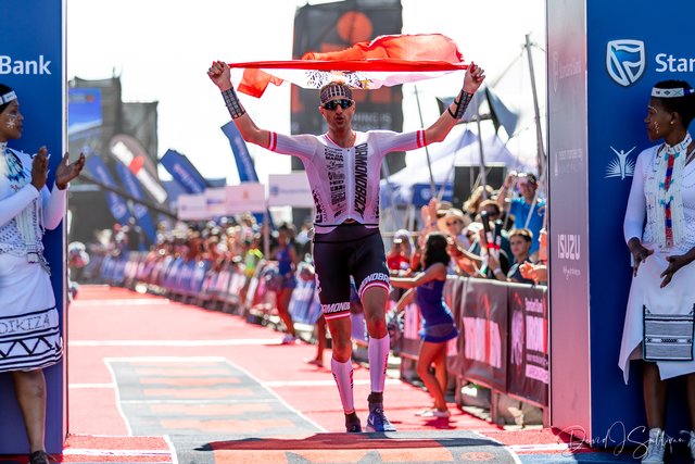 Mit einer Gesamtzeit von 7:42:36h finishte Iron Man Champion Michael Weiss in Südafrika mit Rang 3.