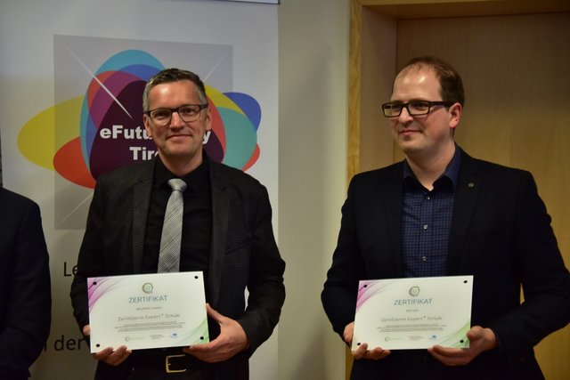 Das Gymnasium Landeck wurde mit dem Zertifikat expert+ der eEducation Initiative ausgezeichnet: Dir. Otto Siegele (li.) bei der Verleihung. | Foto:  Dieter Draxl