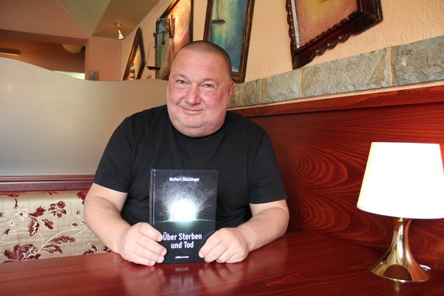 Norbert Blaichinger mit seinem neuen Buch "Über Sterben und Tod".