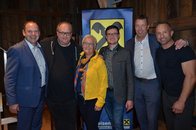 von li: Josef Rathgeb (Bürgermeister der Marktgemeinde Oberneukirchen-Waxenberg-Traberg, Günther Lainer, Vizebgm. Anneliese Bräuer, Vizebgmst. David Köck (Marktgemeinde Vorderweißenbach), Christian Pammer (Raiffeisenbank Mittleres Rodltal) und Christian Putscher