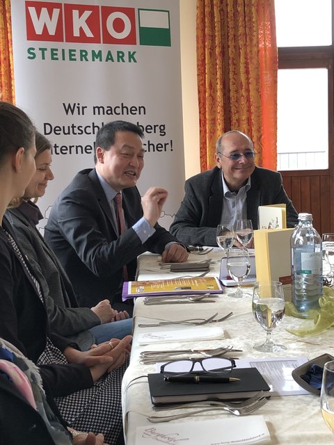 Wan Jie Chen und Manfred Kainz informieren über den China-Tag am 17. Mai im Bundesschulzentrum Deutschlandsberg.