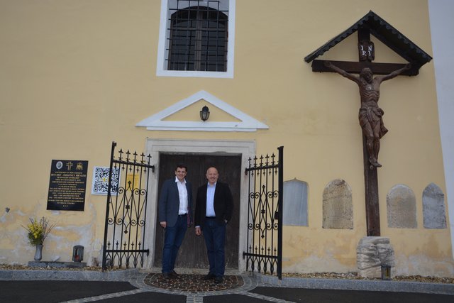 Bürgermeister Franz Jost und Vizebürgermeister Johann Rath beim Lokalaugenschein vor der Filialkirche in Übersbach.