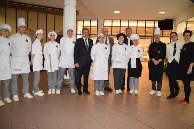Die SchülerInnen samt Lehrkräfte aus Verona mit LH Günther Platter (6.v.l.), Direktor Luigi Bongiovanni (7.v.r.) und Direktor Günther Schwazer (5.v.r.). | Foto: Schwarz