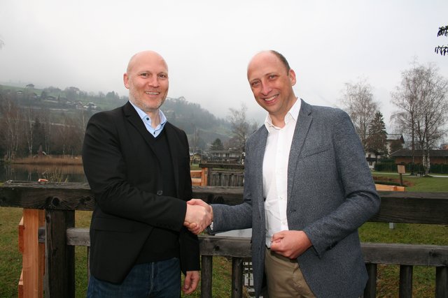 Brücken - hier beim Zierteich zwischen Nationalparkzentrum und Mittersill Plus-Büro - verbinden und ermöglichen neue Wege. Die beiden neuen Geschäftsführer Michael Sinnhuber (li., Mittersill plus) und Roland Rauch (Ferienregion Nationalpark Hohe Tauern / Nationalparkzentrum). | Foto: Christa Nothdurfter