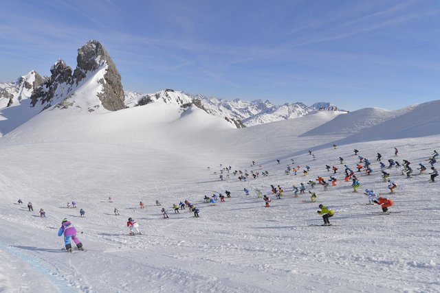 555 Adrenalinjunkies stellen sich der Herausforderung "Der Weisse Rausch". Das Rennen findet am 21. April 2019 in St. Anton am Arlberg statt.