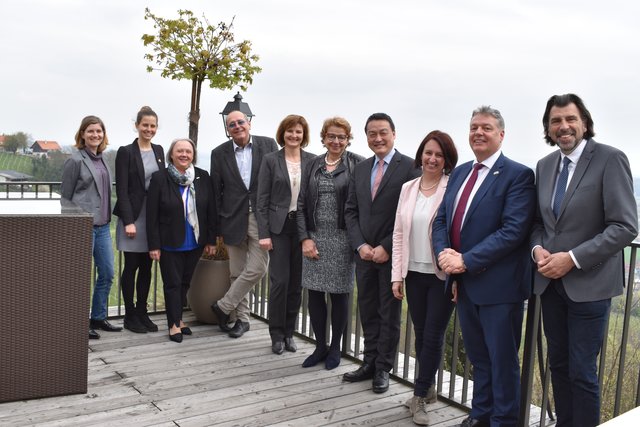 Freuen sich auf den China-Tag am 17. Mai: Vertreterinnen und Vertreter aus den Schulen am Bundesschulzentrum mit WKO Regionalstellenobmann Manfred Kainz, WKO Regionalstellenleiterin Maria Deix, Wan Jie Chen und Eva Gföllner vom Konfuzius-Institut sowie Bgm. Josef Wallner.