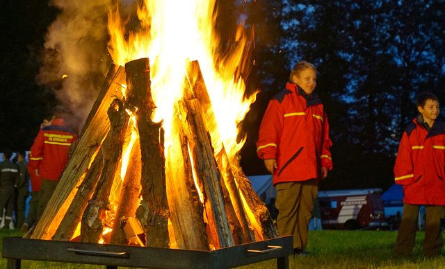 Das Osterfeuer ist Tradition und Jahr für Jahr ein Highlight – nur sollte eben nicht alles auf dem Haufen landen.  | Foto: LFV/Franz Fink