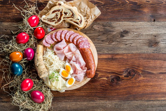 Bunt gefärbte Eier, Kren, Geselchtes, Krainerwürstel, Speck und Schinken sind beim traditonell steirischen Weihfleischessen ein Muss am schön gedeckten Ostertisch.