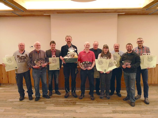 Franz Haag, Peter Mair, Peter Haselsberger, Altobmann Alois Erler, Obmann Hannes Unterrainer, Thomas Lener, Petra Eller, Werner Klotz, Obmann-Stv. Alexander Klotz und Geschäftsführer Christian Moser (v.l.) mit den neuen einheitlichen Werbematerialien der Tiroler Wildtierhalter. | Foto: Tiroler Wildtierhalterverband