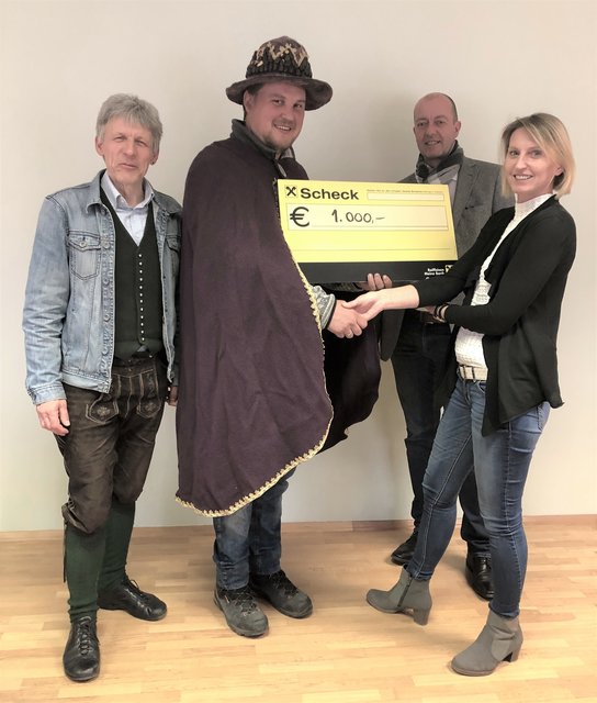 Bohnenkönig Georg I. übergibt im Beisein von Bgm. Robert Schmierdorfer und Vizebürgermeister Thomas Matzer die Spende an Maria Krachler (Hauskrankenpflege).