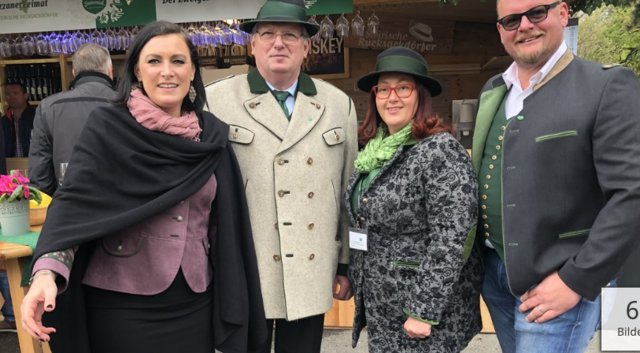 Ministerin Elisabeth Köstinger schaute beim Stand der Steirischen Rucksackdörfer und der Lipizzanerheimat vorbei.