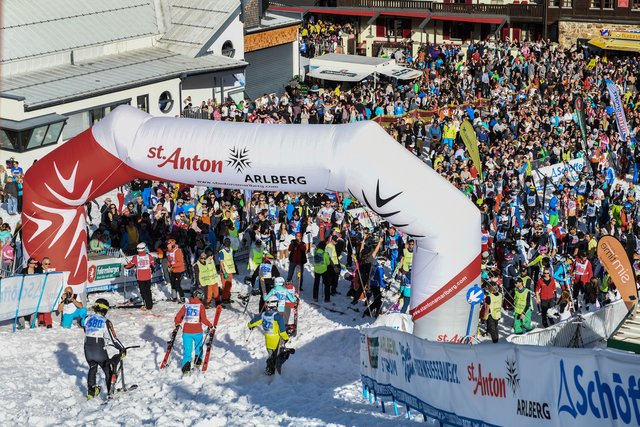 Nach dem Rennen werden die Athleten von zahlreichen Zuschauern in Empfang genommen.