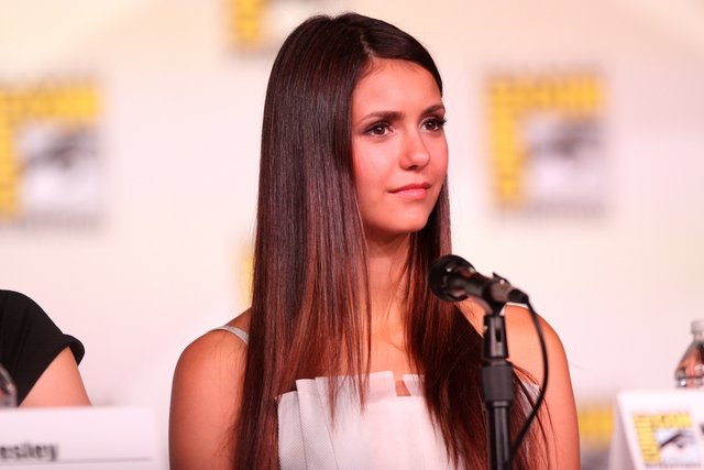 Nina Dobrev ganz in weiß  | Foto: Gage Skidmore_flickr_CC BY-SA 2.0