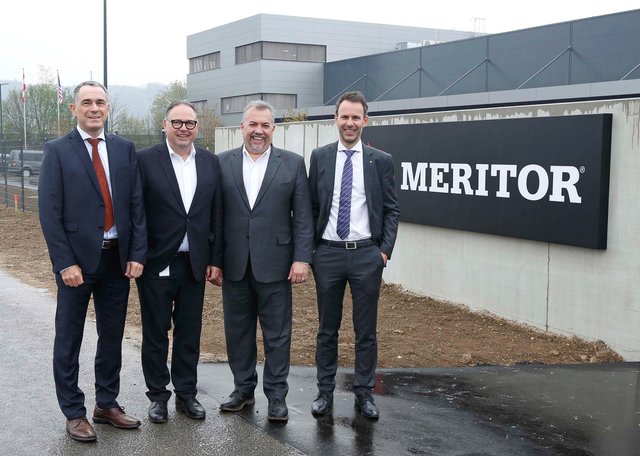 Gerald Ruttensteiner, Geschäftsleiter der Raiffeisenbank Steyr, Walter Hattinger, Geschäftsführer der Meritor GmbH in Österreich, Joe Muscedere, Vice President Off-Highway Speciality &amp; Defence bei Meritor, Bernd Kronberger, Geschäftsführer der Real-Treuhand Baulandentwicklung und Bauträger GmbH (v. l.). | Foto: RLB OÖ/Strobl