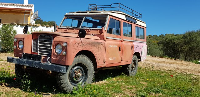 Wer auf Sardinien unterwegs ist, könnte diesem alten Land Rover der Feuerwehr Polling begegnen!