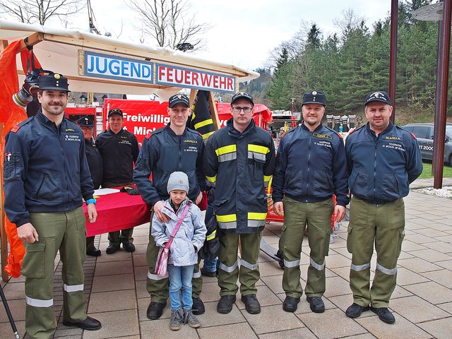 v.l.: Kommandant Michell Jamer, Maria Marschnig Hober, Thomas Silan, Andreas Juratsch, Gabriel Lunder, Jürgen Kurnik und Anton Blazej
