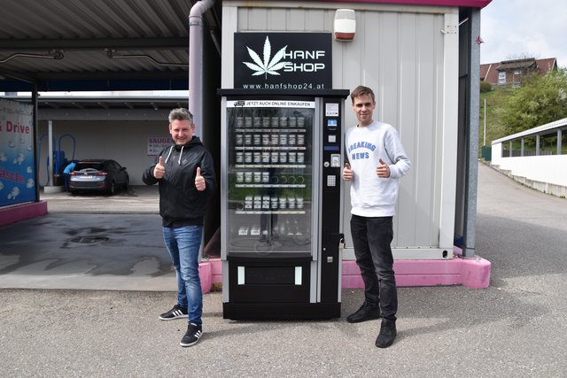 Daniel Andrä (links) und Mitarbeiter Kevin Walland (rechts) haben kürzlich den ersten Hanf-Automaten im Bezirk Völkermarkt aufgestellt