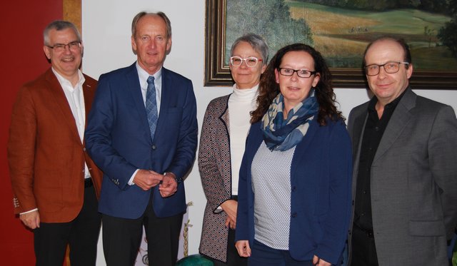 Stadtamtsdirektor Karl Pöll, Bürgermeister Herbert Brunsteiner, Gudrun Steiner, Birgit Thalhammer, Christian Wimmersberger, Leiter der Allgemeinen Verwaltung (vl.).
  | Foto: Stadtamt