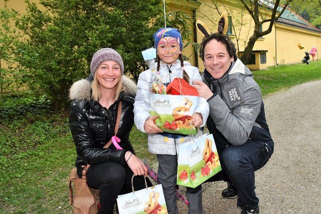 Ski - Legende Rainer Schönfelder (r) und Familie am Goldhasen Fest in Schönbrunn