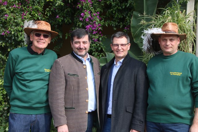 Schönberg am Kamp Josef Edlinger besuchte Ostermarkt im Straußenland