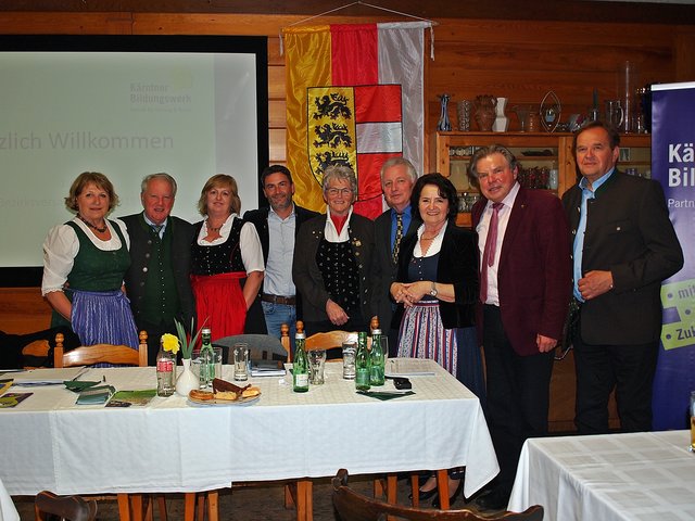 Mitglieder des Kärntner Bildungswerkes mit DI Peter Fercher (2.v.r.), Bezirksobfrau Irmgard Dreier (3.v.r.) und Ruden's Bürgermeister Rudolf Skorianz (4.v.r.)