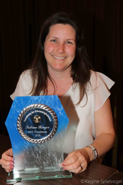 Sabine Rieger erhielt vom KSV Pressbaum die Ehrenmitgliedschaft.