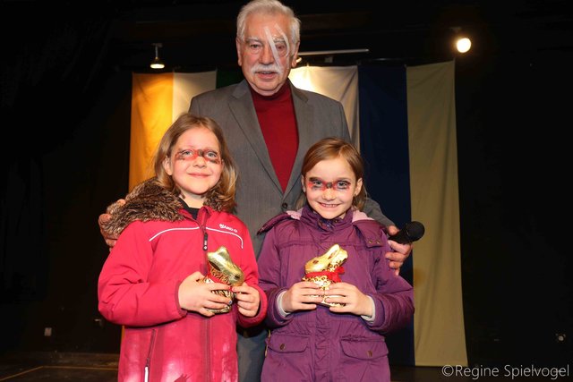 Eine kleine Belohnung in Form eines Schokoladehasen bekamen Rosalie und Lena von Obmann Johann Hügel. Sie zogen die Lose bei der Tombola.