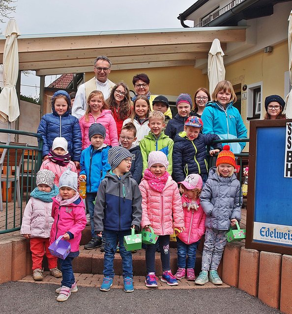 Viele Kinder kamen zur ersten Ostereiersuche am Neuhauser Dorfplatz.
Hinten: Provisor Michael Golavcnik und Erika Haberbichler