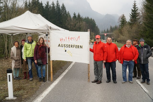 Der Hilferuf aus dem Außerfern: Die Demonstrationen Pflach wurde von den Grünen (links) und der SPÖ (rechts) organisiert. | Foto: Reichel