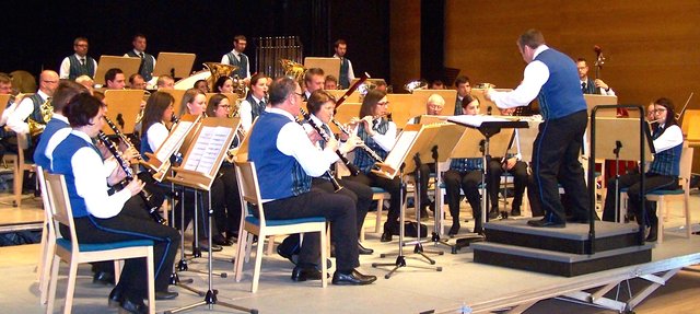 Der Musikverein Werkskapelle Lenzing unter Kapellmeister Manfred Röhrer. | Foto: Strohbach