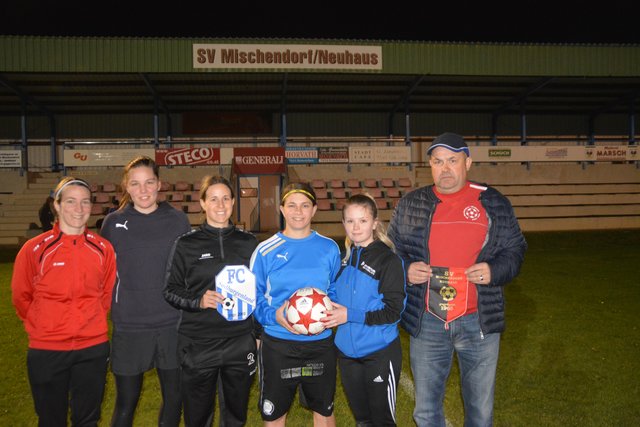 Der SV Mischendorf/Neuhaus und FC Südburgenland gehen gemeinsame Wege: Stefanie Koch-Lefevre, Nadine Dotter, Susanna Koch-Lefevre, Jennifer Köppel, Sarah Gärtner-Horvath und SV Mischendorf-Obm. Gottfried Brunner