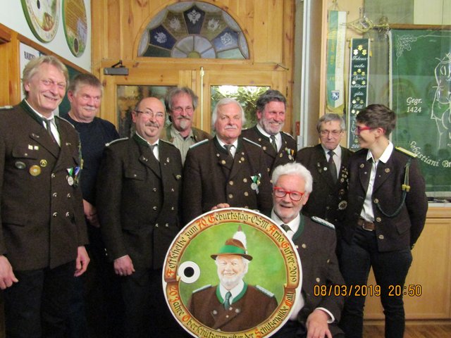 v.l.n.r. SR Günter Hobl, SR Robert Magerle, SR Robert Schindl, SR Hans Henetmayr, SM Franz Oberdanner, SR Angerer Werner Ehrenfähnrich Jenewein Anton, Schriftführerin SR Kathrin Plattner, sitzend OSM Arno Gufler mit Ehrenscheibe | Foto: Arno Gufler