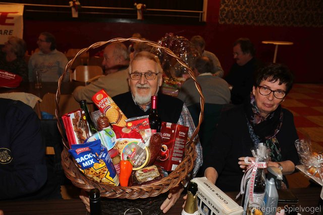 Wie es der Zufall so will, gewann Heinz Riedl mit seinem Los den ersten Preis, einen Geschenkkorb mit einer bunten Auswahl an Lebensmitteln. Der ehemalige Stemmer des KSV Pressbaum feierte an diesem Tag seinen 76ten Geburtstag und freute sich über diesen Gewinn natürlich sehr.