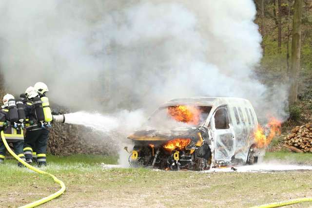 Am Samstagvormittag fand in Rekawinkel eine große Übung für die Feuerwehrjugend der FF Rekawinkel, Pressbaum, Tullnerbach und Untertullnerbach statt. Es galt, einen brennenden PKW zu löschen und Brandgefahr durch Funkenflug an Wald und Wohnhaus zu verhindern.