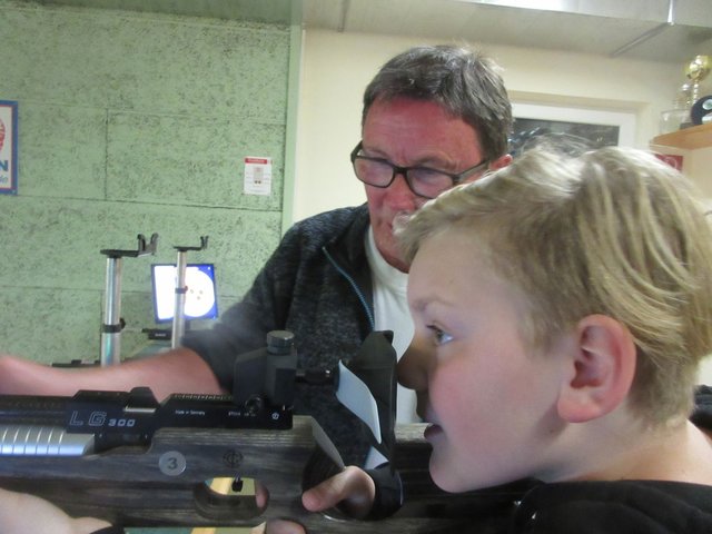 Auch viele Junge waren begeistert beim Ostereierschießen dabei | Foto: Müller