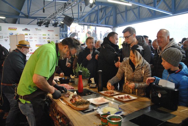Großer Andrang zu den Kostproben der Grillshows. | Foto: Brigitte Eberharter