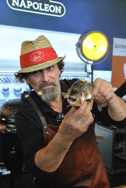 „Fischpapst“ Leo Gradl versteht es, die Wassertiere richtig zuzubereiten. | Foto: Brigitte Eberharter