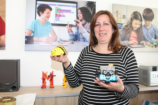 Stefanie Wilke von Austrotec zeigt mit einer Auswahl an Produkten – links sieht man etwa den BeeBot.