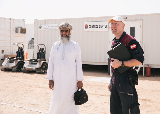 Marssimulation im Oman: 
Dr. Saleh Al-Shidhani, Präsident der Omanischen Astronomischen Gesellschaft und Dr. Gernot Grömer Field Commander der Amadee-18 Mission
 | Foto: ÖWF (Florian Voggeneder)