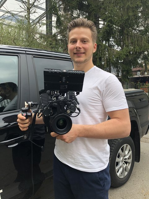 Daniel Ronacher draußen unterwegs beim Filmen. 
