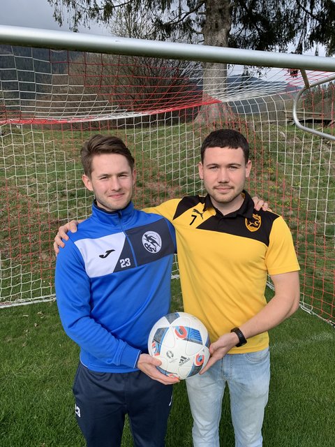 Ostersonntag 2019: Maximilian Wastian (links) und Julian Jenul sind beste Freunde am Rasen aber als Mittelfeldspieler Derbygegner   | Foto: J. Jenul/KK
