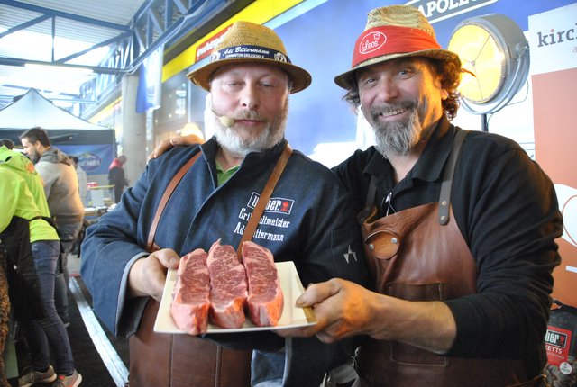 Der Rindernacken – ein köstliches Grillstück für Adi Bittermann und Leo Gradl. | Foto: Brigitte Eberharter