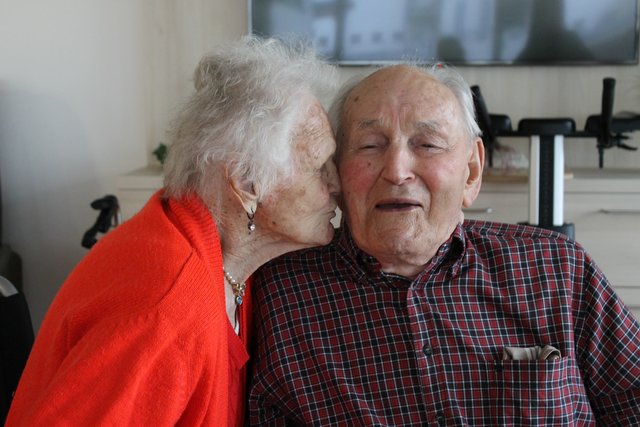 Auch das Feiern darf im Bezirksseniorenzentrum in Eggelsberg nicht zu kurz kommen: Josef Jaganoschwilli feierte kürzlich seinen 97. Geburtstag. Gratuliert hat ihm Maria Trauner, 98 Jahre.  | Foto: BRS