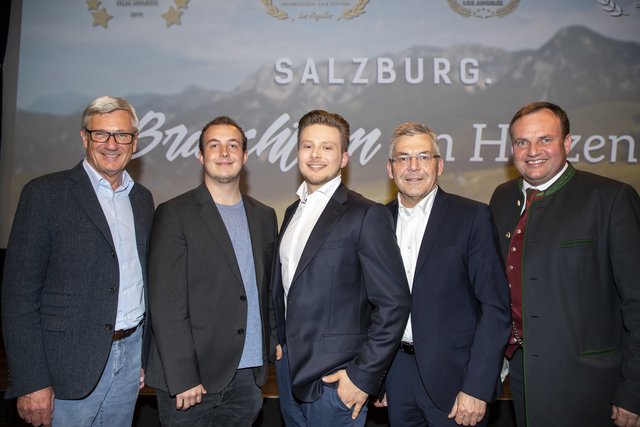 Film Premiere "Salzburg - Brauchtum im Herzen"  im KULT in Hof. Von links: Harald Preuner, Raphael Planer, Daniel Ronacher, Josef Schwaiger und Rupert Reischl.  | Foto: Andreas Kolarik