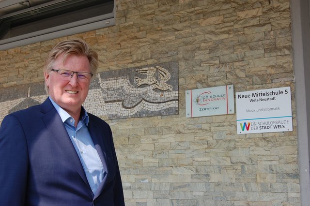 Bildungsstadtrat Johann Reindl-Schwaighofer vor der Mozartschule.