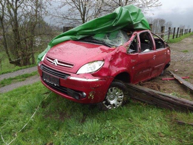 Das Fahrzeug wurde nach 300 Metern von einem Holzzaun gestoppt. Der Lenker kam an der Unfallstelle ums Leben | Foto: Polizei Oberdrauburg