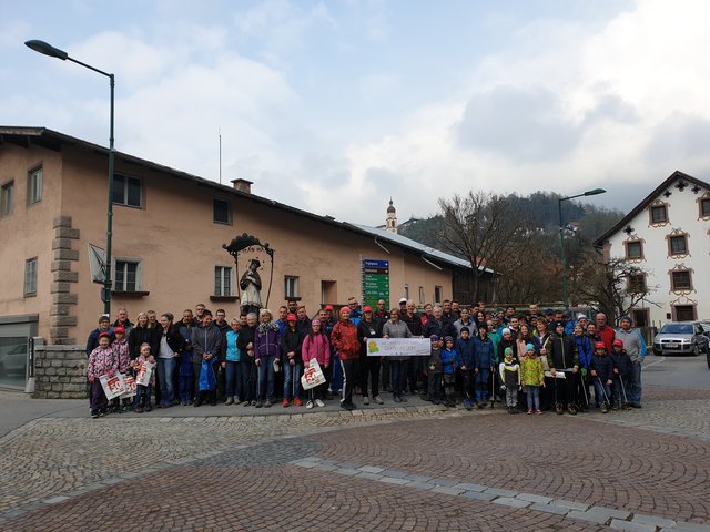 Unglaublich groß war die Beteiligung am Dorfputz in Tarrenz, 101 Schüler und 127 Dorfbewohner schnappten sich Müllsäcke und sammelten allerhand Unrat ein. | Foto: Gemeinde Tarrenz