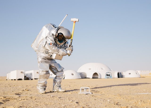 Marssimulation im Oman: Analog Astronaut Stefan Dobrovolny führt Experimente durch | Foto: ÖWF (Florian Voggeneder)