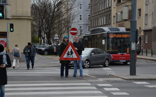 Neos-Bezirksräte Selma Arapovic und Christian Moritz (v.l.) fordern mehr Sicherheit bei der Lassallestraße/Ernst-Melchior-Gasse.